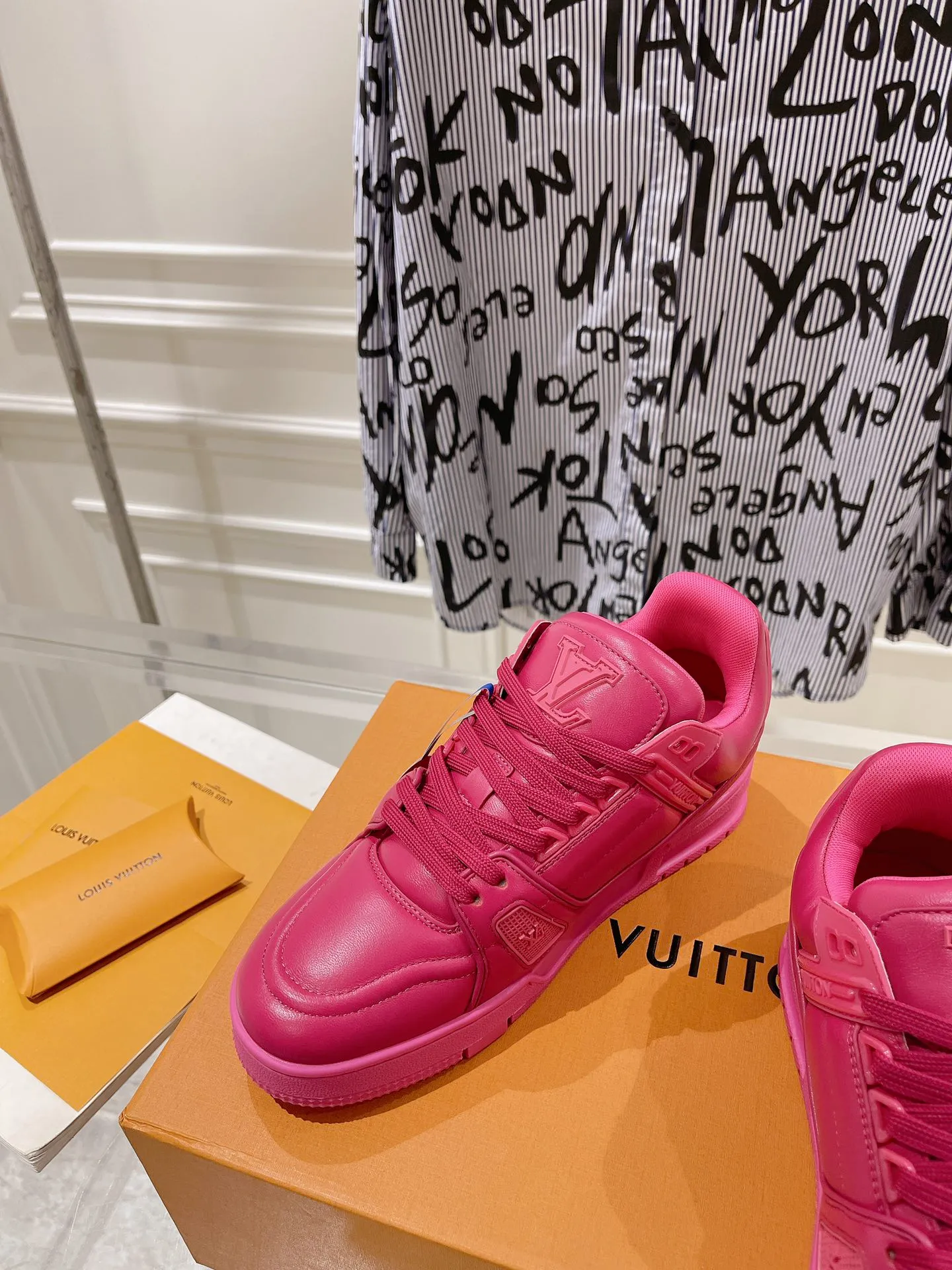 👟👟Ex-factory price 840👟👟 Top version #couple style 2024 hot LV 𝘁𝗿𝗮𝗶𝗻𝗲𝗿 series of the latest couple style sneakers, the quality has been upgraded again, the details are awesome, it just doesn’t look too good! The model was sold out immediately within ten minutes of the official website going on sale. TPU outsole, mold fee is 2w+. The texture is comparable to the original version. The feet are made of polymeter micro-material and breathable British mesh. The details are the same as the original version. Please pay attention to distinguish the currency materials on the market. Size: Female 35-39, Male 39-45M